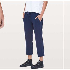 Lululemon On The Fly crop 23”, Navy blue, Size 4 B104